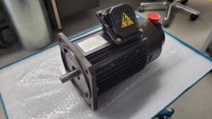 Yaskawa 3-Phase Induction Motor UAJPEE-08DK2KU vor der reparatur 2