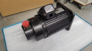 Yaskawa 3-Phase Induction Motor UAJPEE-08DK2KU vor der reparatur