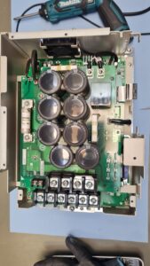 Yaskawa SGDV-260D01A AC Servopack Kondensatoren und Leistungsplatine Ansicht