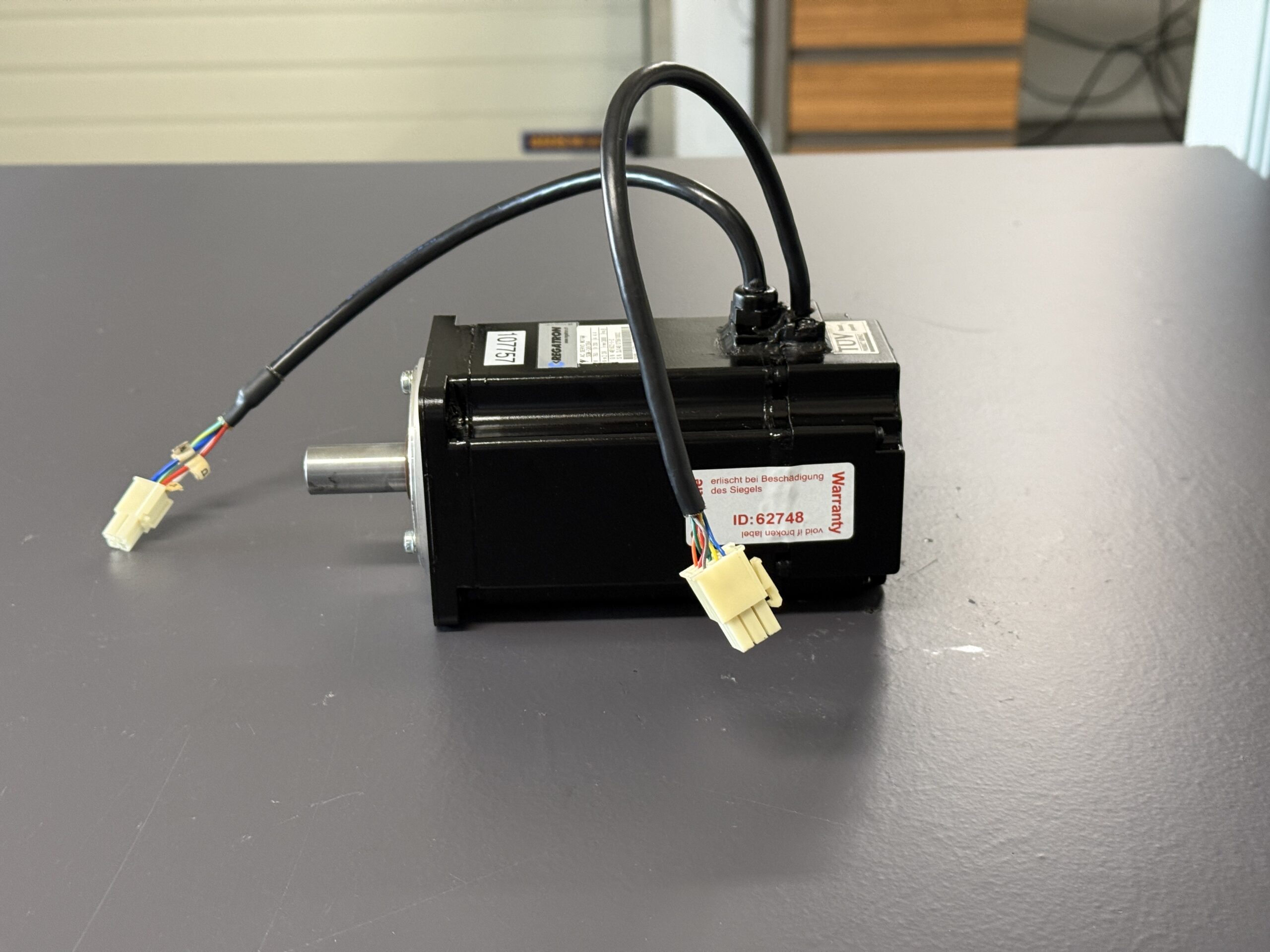 Yaskawa SGM-08V3B4 AC Servo Motor Ansicht Seite 3