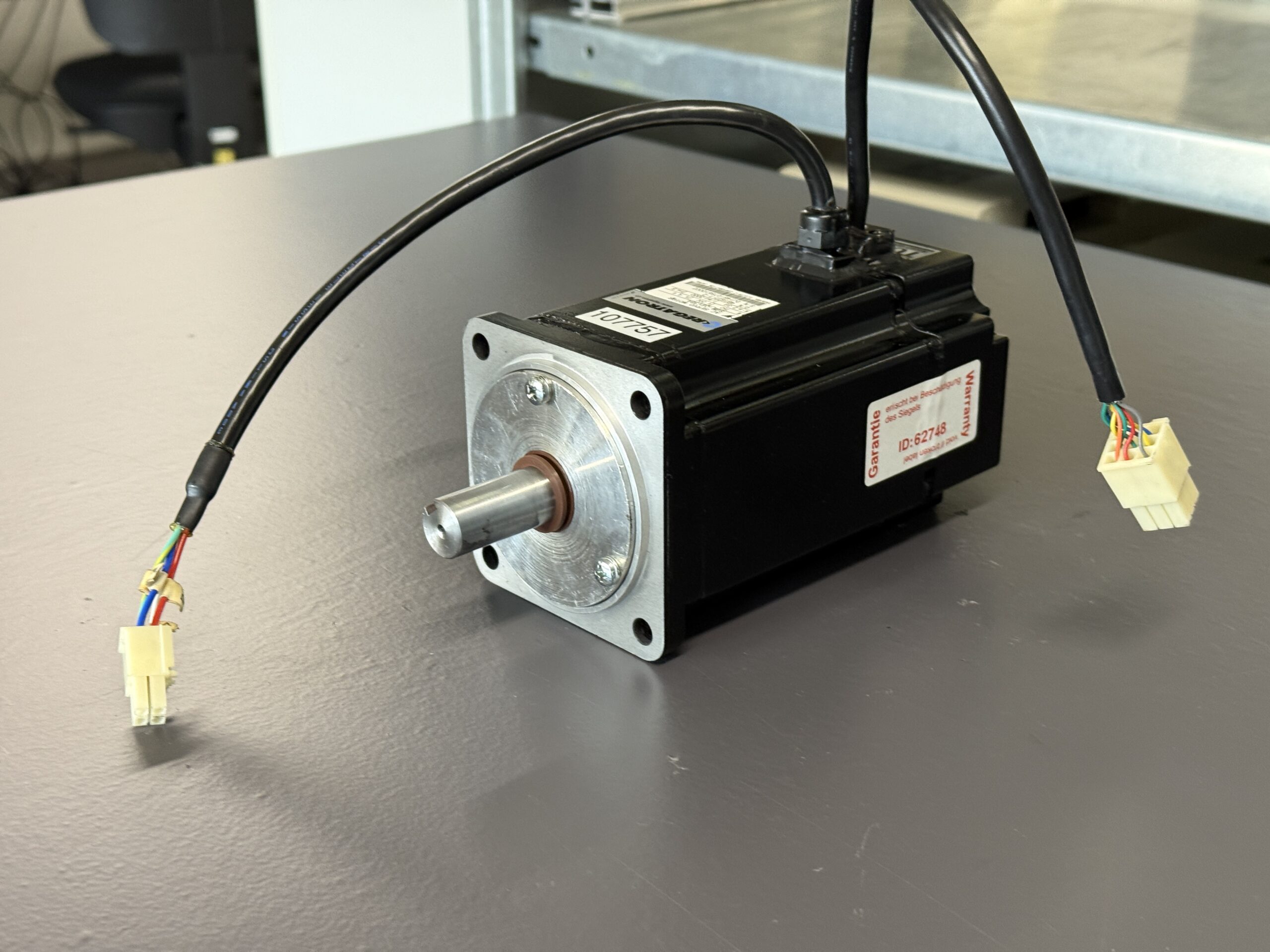 Yaskawa SGM-08V3B4 AC Servo Motor Ansicht seite2