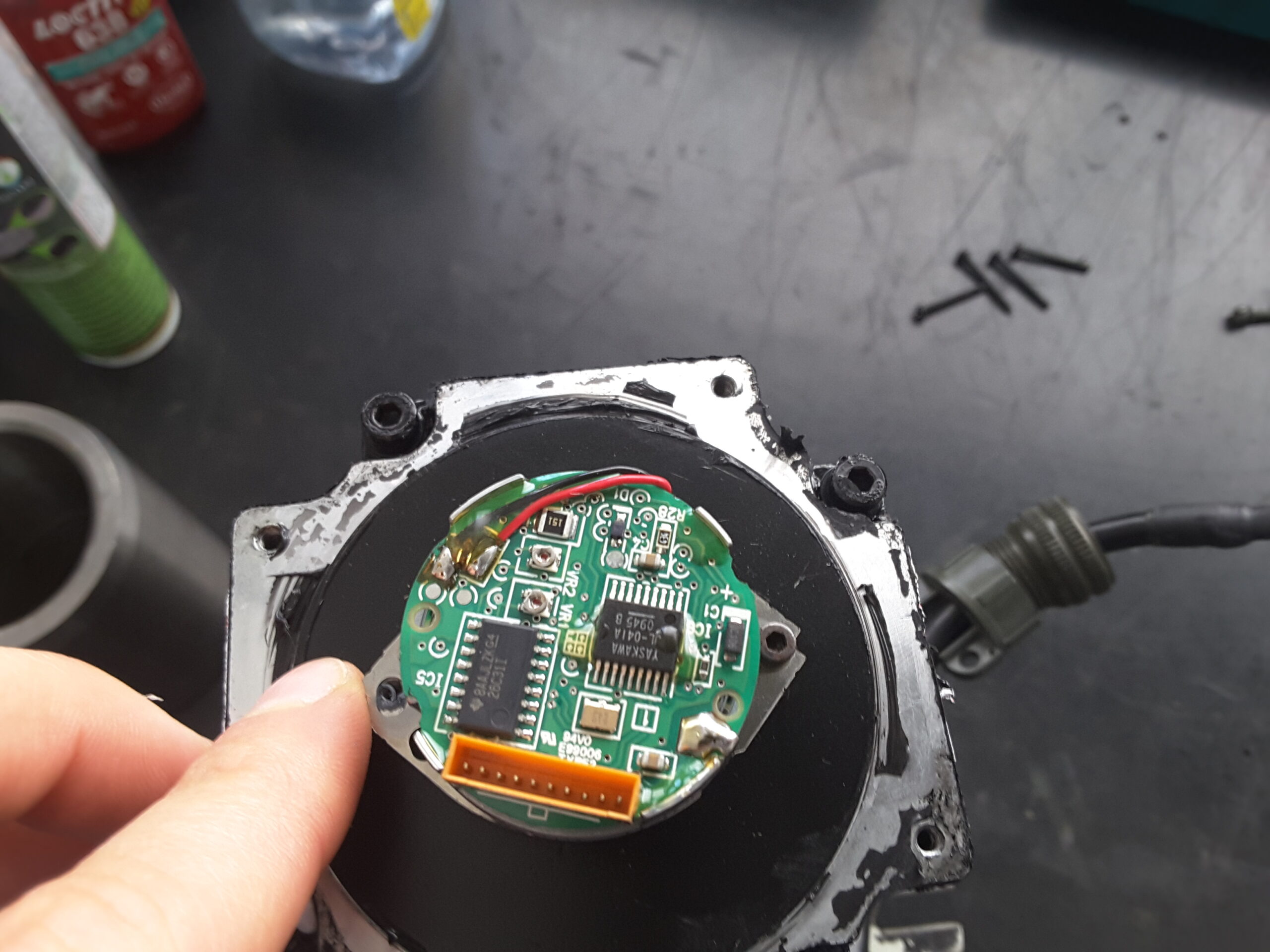 Yaskawa SGM-08V3B4 AC Servo Motor vor der reparatur Encoder Ansicht 2