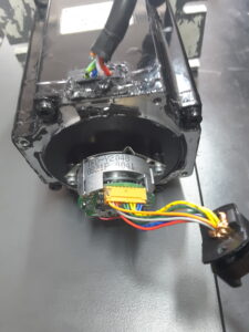 Yaskawa SGM-08V3B4 AC Servo Motor vor der reparatur Encoder Ansicht