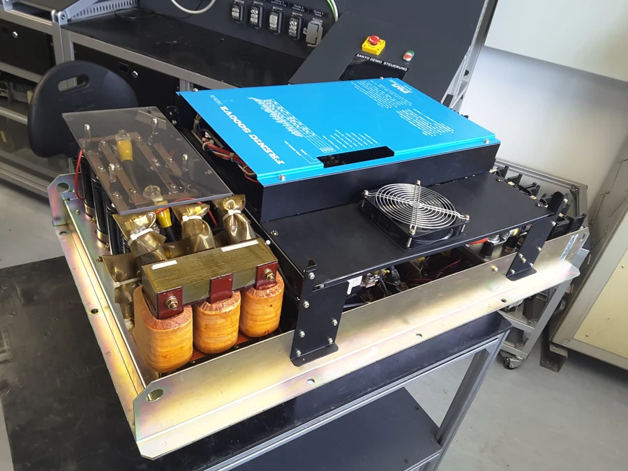Fuji FRENIC 5000V2 FSD-37AR-23CZ: Seitenansicht nach der Reparatur