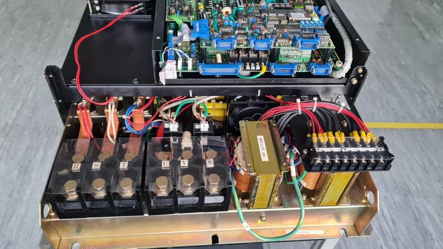 Fuji FRENIC 5000V2 FSD-37AR-23CZ: Leistungs- und Anschlussbereich nach der Reparatur