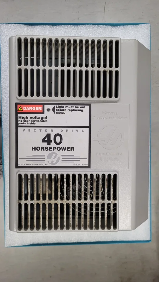 Haas Vector Drive 40HP 29-10081 Rev B: Frontansicht mit Gerätekennzeichnung vor der Reparatur