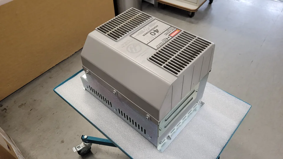 Haas Vector Drive 40HP 29-10081 Rev B: Seitliche Ansicht vor der Reparatur