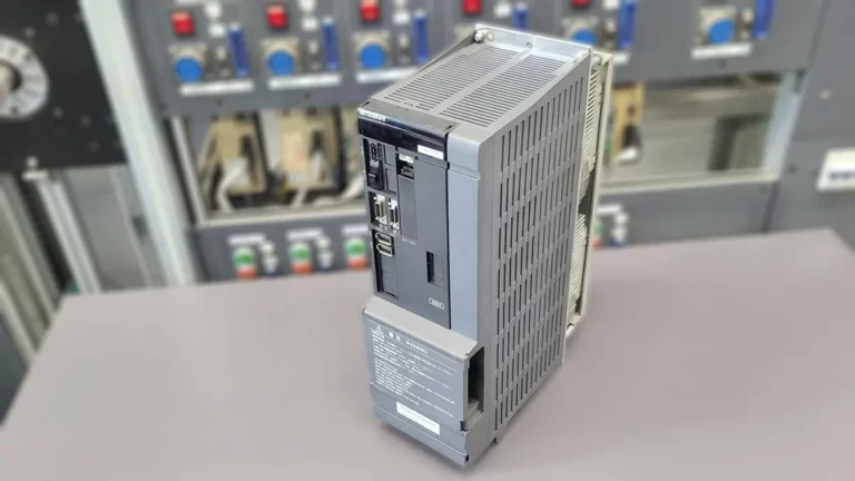 Mitsubishi MDS-D-SP-200 nach der Reparatur und vor dem Versand, Schrägansicht.