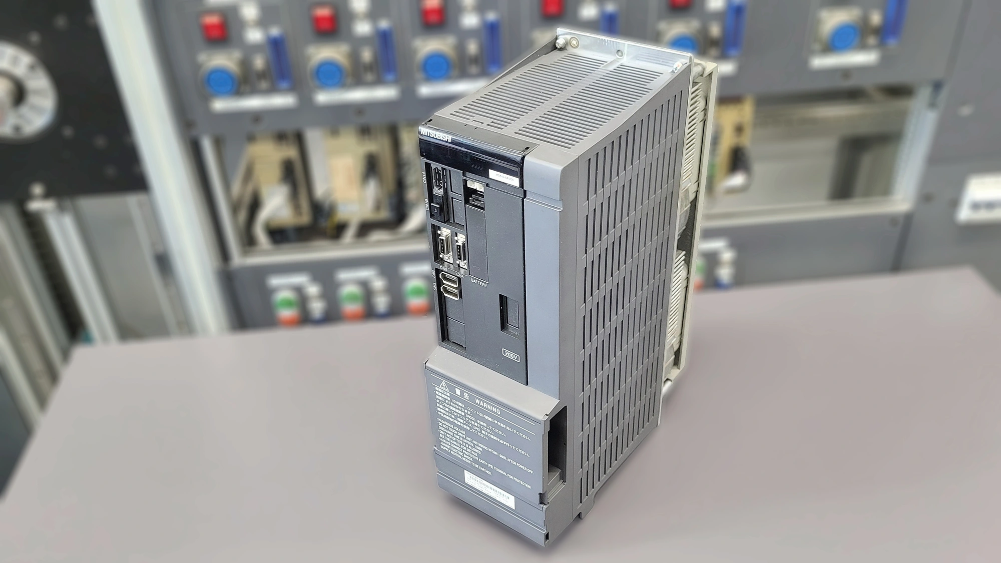 Mitsubishi MDS-D-SP-200 nach der Reparatur und vor dem Versand, Schrägansicht.