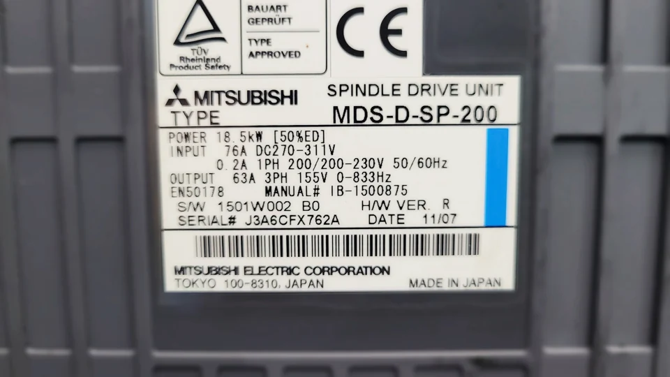 Typenschild des Mitsubishi MDS-D-SP-200 mit elektrischen Gerätedaten.