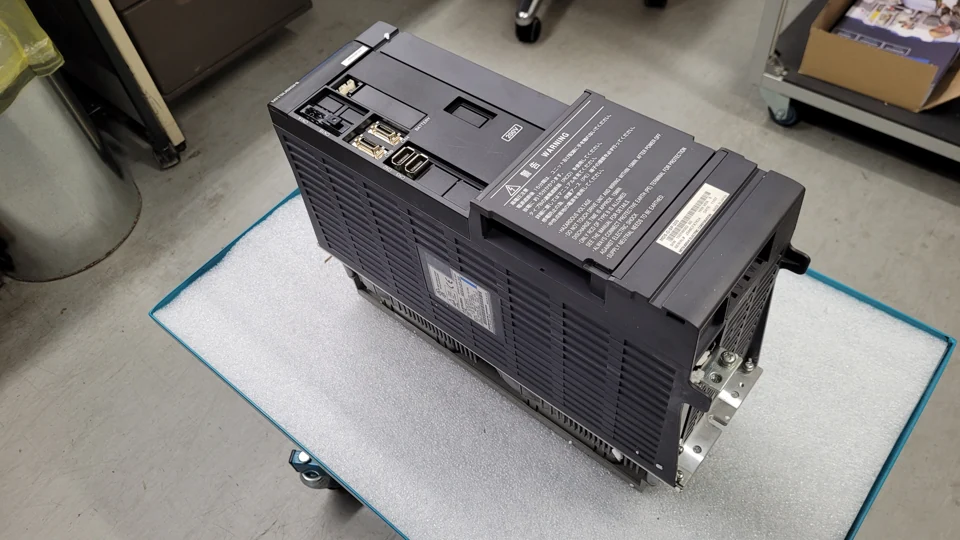 Mitsubishi MDS-D-SP-200 vor der Reparatur, Schrägansicht.