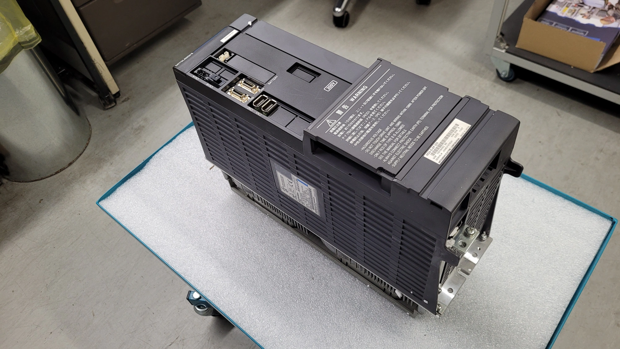 Mitsubishi MDS-D-SP-200 vor der Reparatur, Schrägansicht.