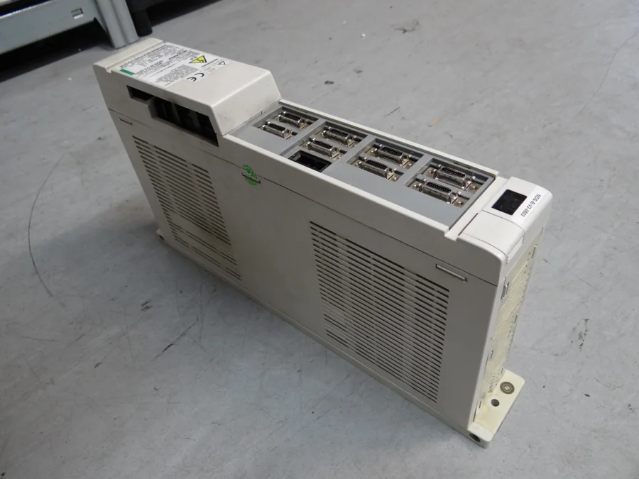 Mitsubishi MDS-B-V2-0503: Vor der Reparatur: Anschlussseite