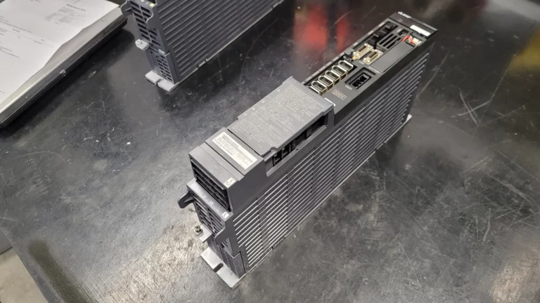 Mitsubishi MDS-D2-V3-202020 vor der Reparatur auf dem Werkstatttisch