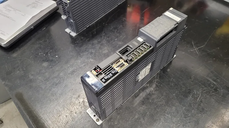 Schrägansicht des Mitsubishi MDS-D2-V3-202020 vor der Reparatur