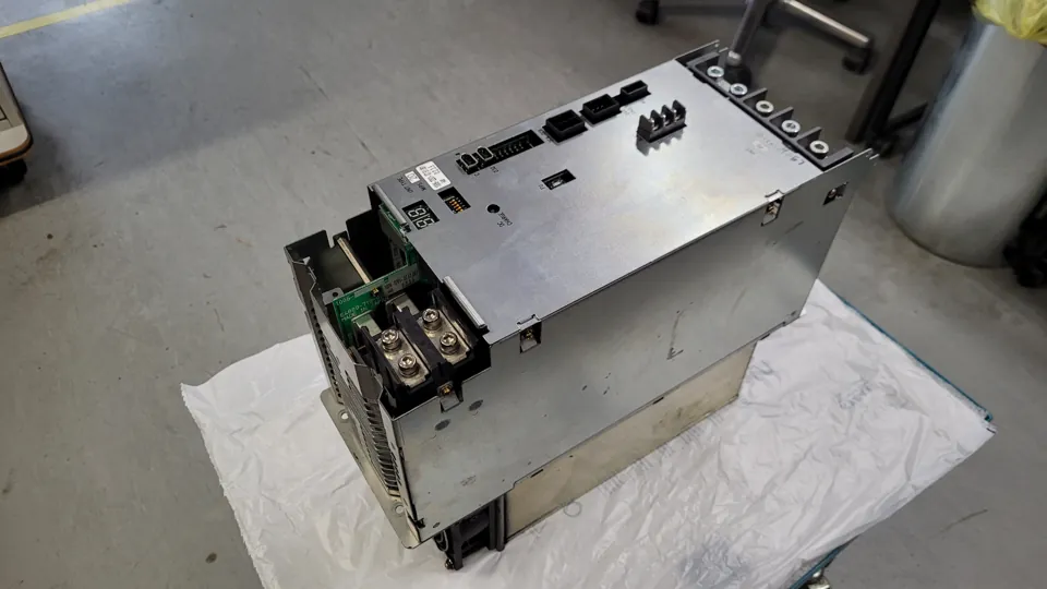 Okuma MPS20 / 1006-2201: Eingesandtes Netzteil: Seitenansicht