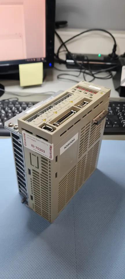 Yaskawa SGDH-10AE Ver. 35942: Gerät nach der Überholung, Seitenansicht