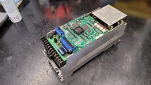Yaskawa Servopack CACR-SR44BE12G-E vor der Reparatur 1