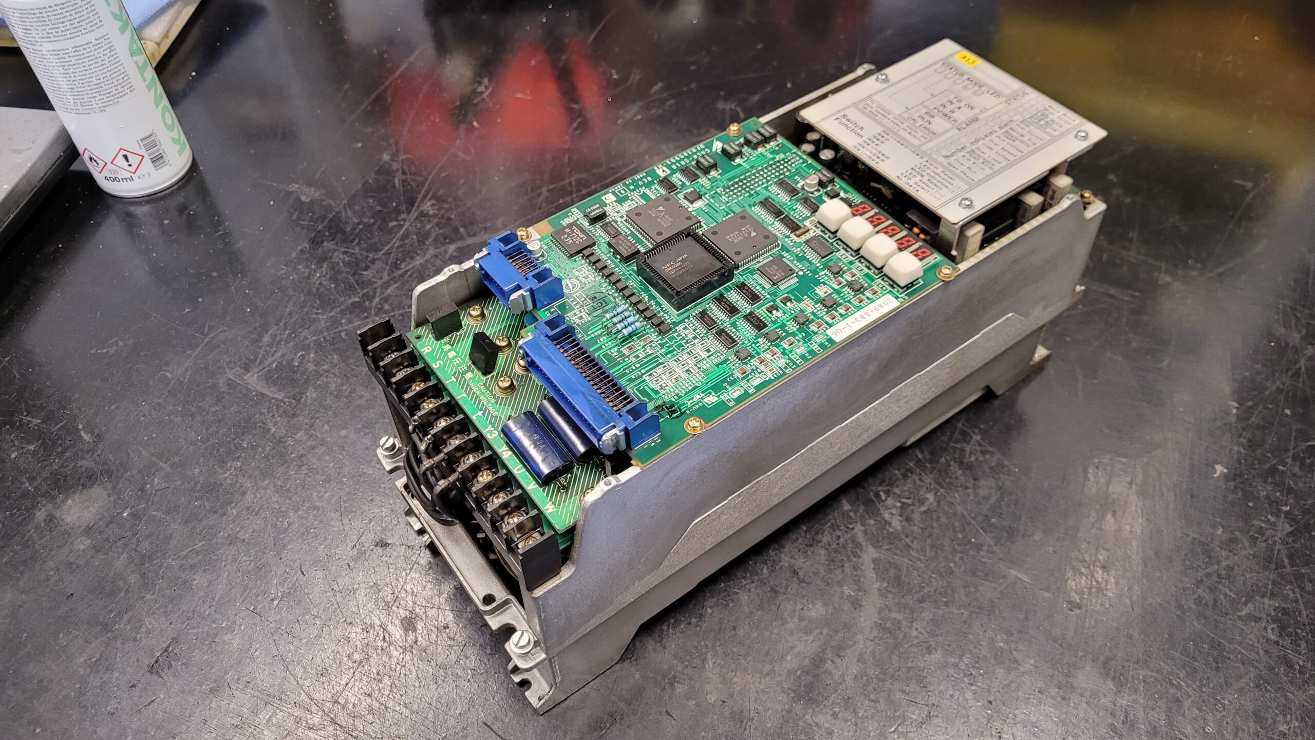 Yaskawa Servopack CACR-SR44BE12G-E vor der Reparatur 1