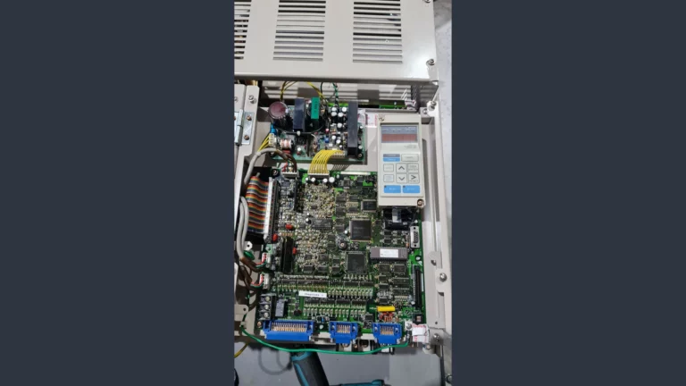 Yaskawa CIMR-VMW2022 Varispeed 626VM3: Nach der Reparatur, Steuerboard und Elektronik