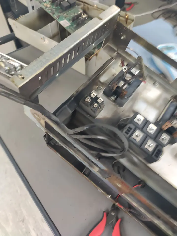 Haas Vector Drive 40HP / HFD-4 / 32-5558D / 93-32-5558D: Schäden an Leistungsteilen