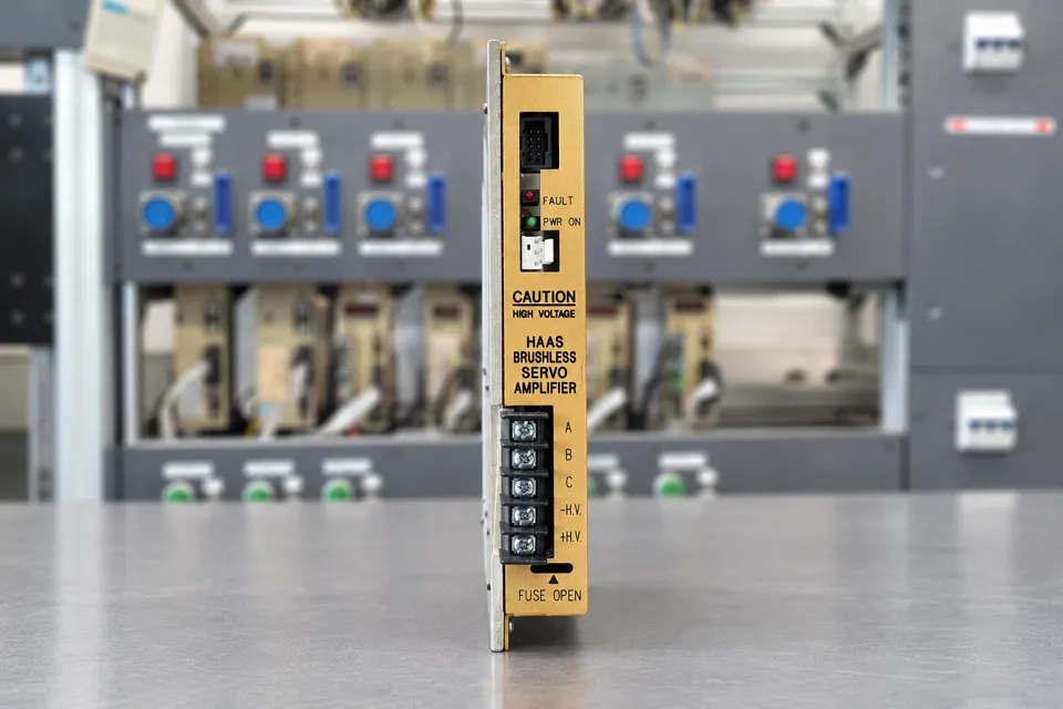 Haas Servo Amplifier 4015H-G – Nach der Reparatur · Frontansicht