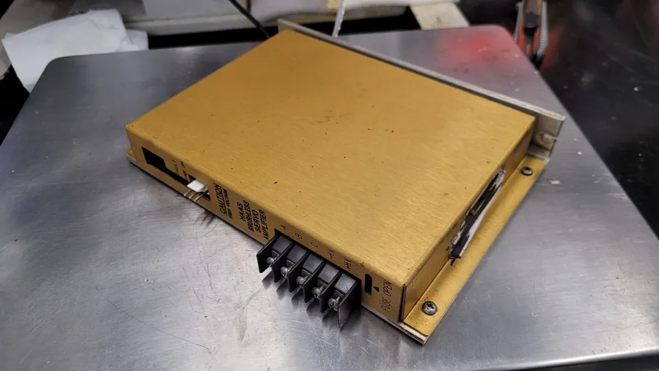 Haas Servo Amplifier 4015H-G – Vor der Reparatur · Gesamtansicht