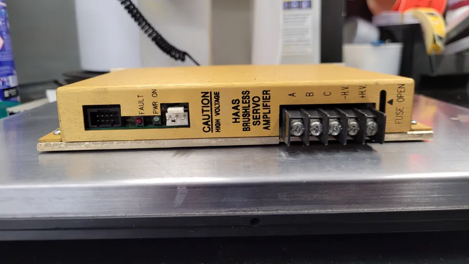 Haas Servo Amplifier 4015H-G – Vor der Reparatur · Frontansicht