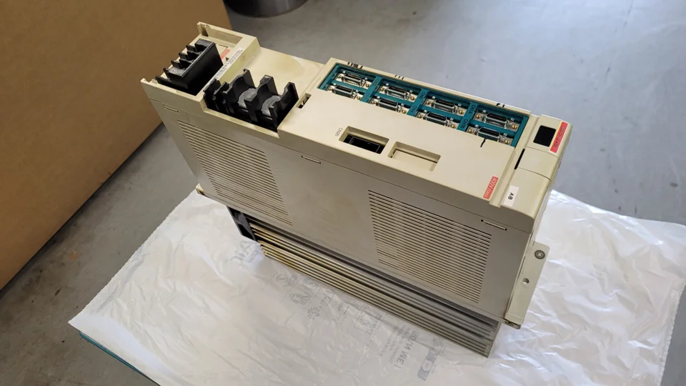 Mitsubishi MDS-CH-V2-4520 – Vor der Reparatur – Seitenansicht