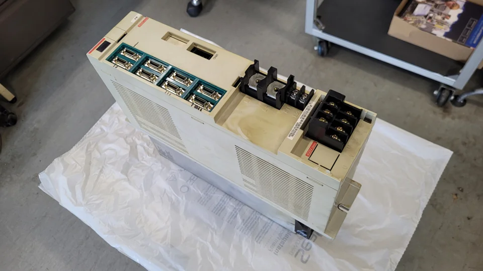 Mitsubishi MDS-CH-V2-4520 – Vor der Reparatur – Anschlüsse