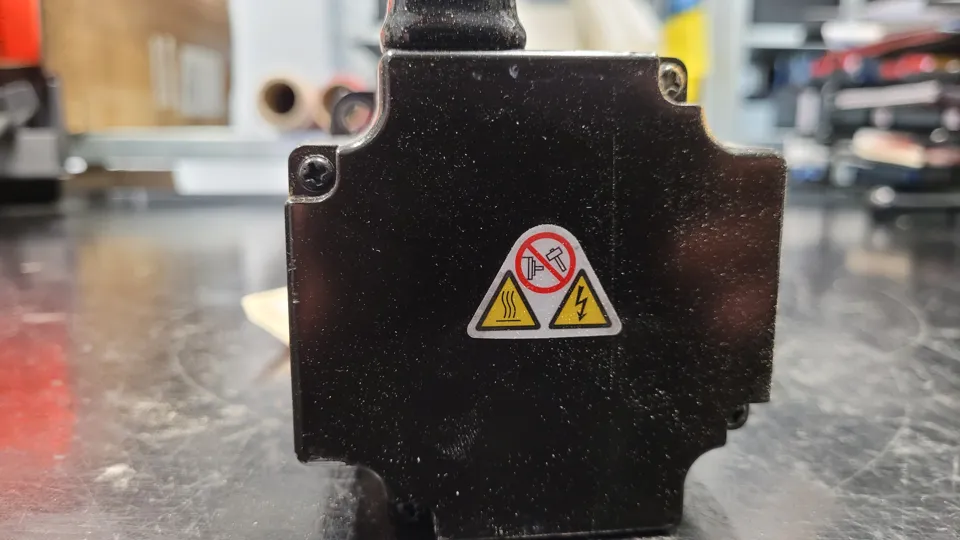 Yaskawa SGMAV-08ADA61, Before repair: encoder housing