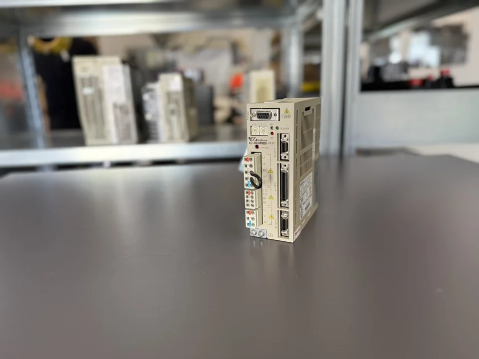 Yaskawa XD-02-MSD0 – Front mit Schnittstellen und Anzeigen
