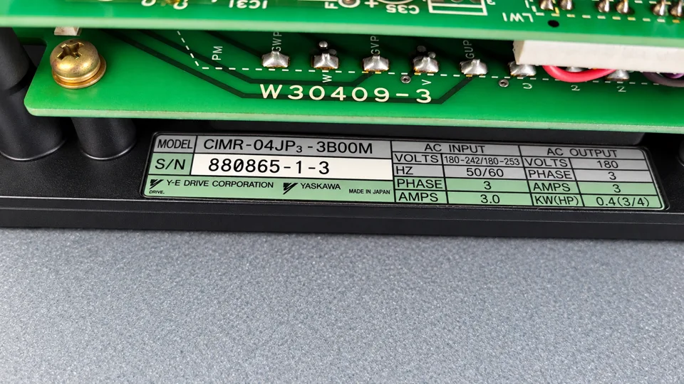 Yaskawa CIMR-04JP3-3B00M: Typenschild