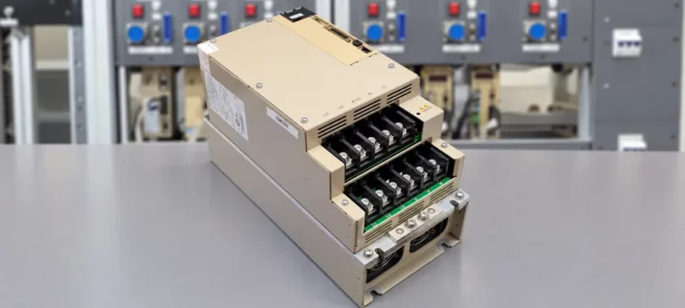 Yaskawa Servopack SGDV-550A01A002000 nach der Reparatur, Anschlüsse nach vorne