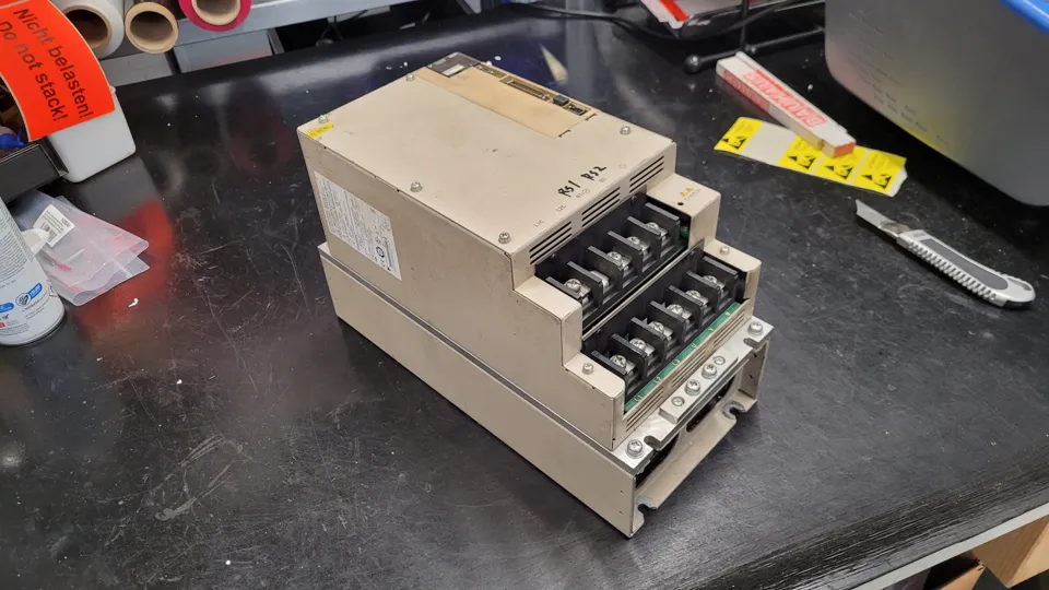 Yaskawa Servopack SGDV-550A01A002000: Vor der Reparatur · Ansicht 1