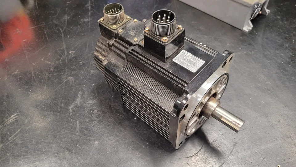 Yaskawa SGMG-09V2ABC: Vor der Reparatur: Wellenseite