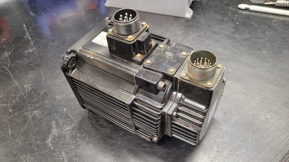 Yaskawa SGMG-09V2ABC: Vor der Reparatur: Rückansicht