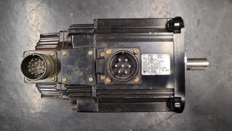 Yaskawa SGMG-09V2ABC: Vor der Reparatur: Anschlüsse