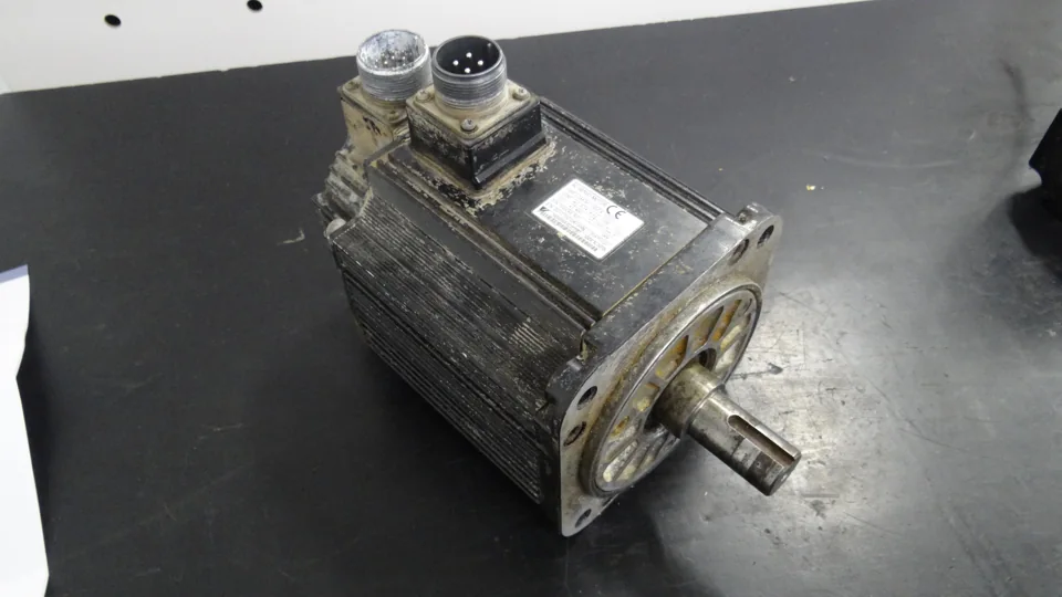Yaskawa SGMGH-13DCA-YG15: Vor der Reparatur: Gesamtansicht