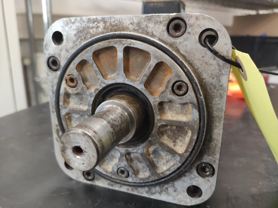 Yaskawa SGMGH-13DCA-YG15: Vor der Reparatur: Welle und Flansch