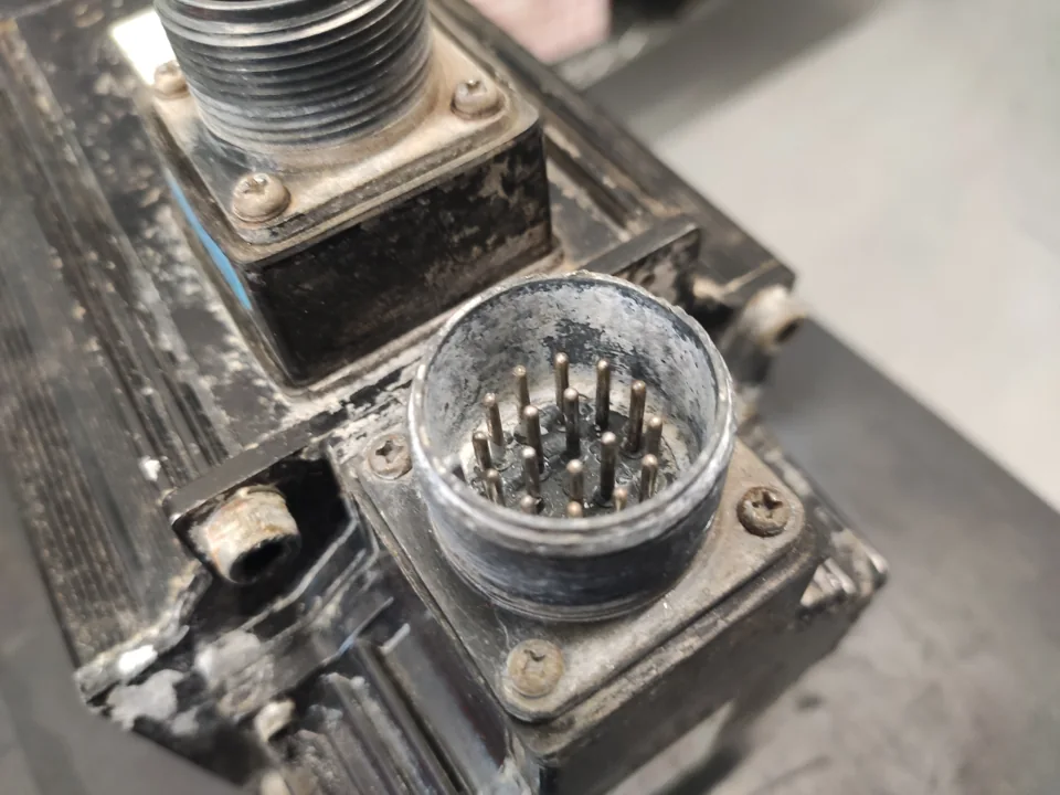 Yaskawa SGMGH-13DCA-YG15: Vor der Reparatur: korrodierter Stecker