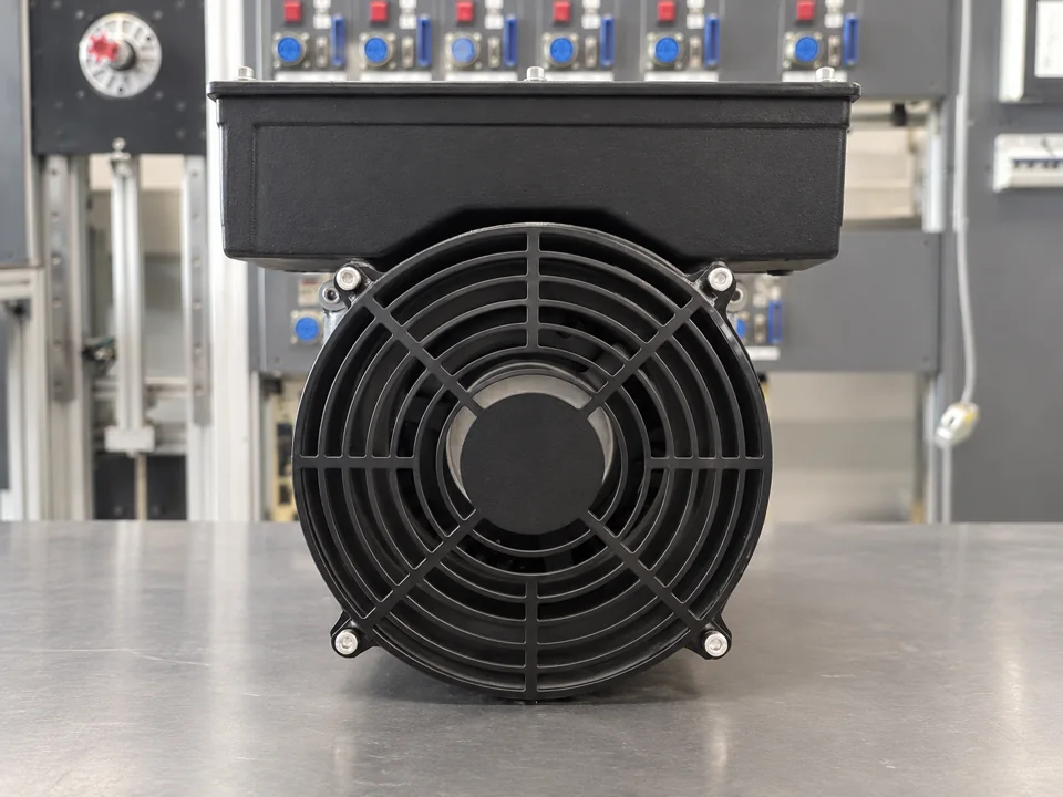Yaskawa UAASKD-08HHB11: Nach der Reparatur: vorhandenen Lüfter gereinigt und neu gelagert.