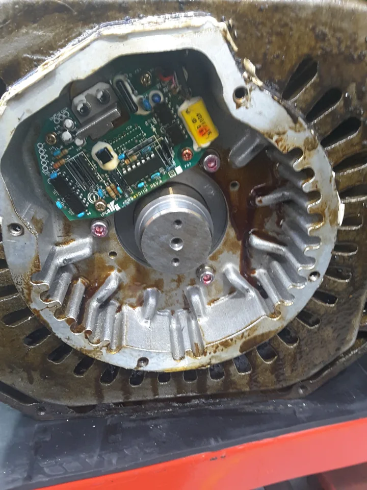 Yaskawa UAASKD-08HHB11: Vor der Reparatur: Ablagerungen im Encoderraum.