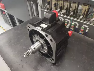 Yaskawa SGMDH-32A2A-YR33 AC Servo Motor 