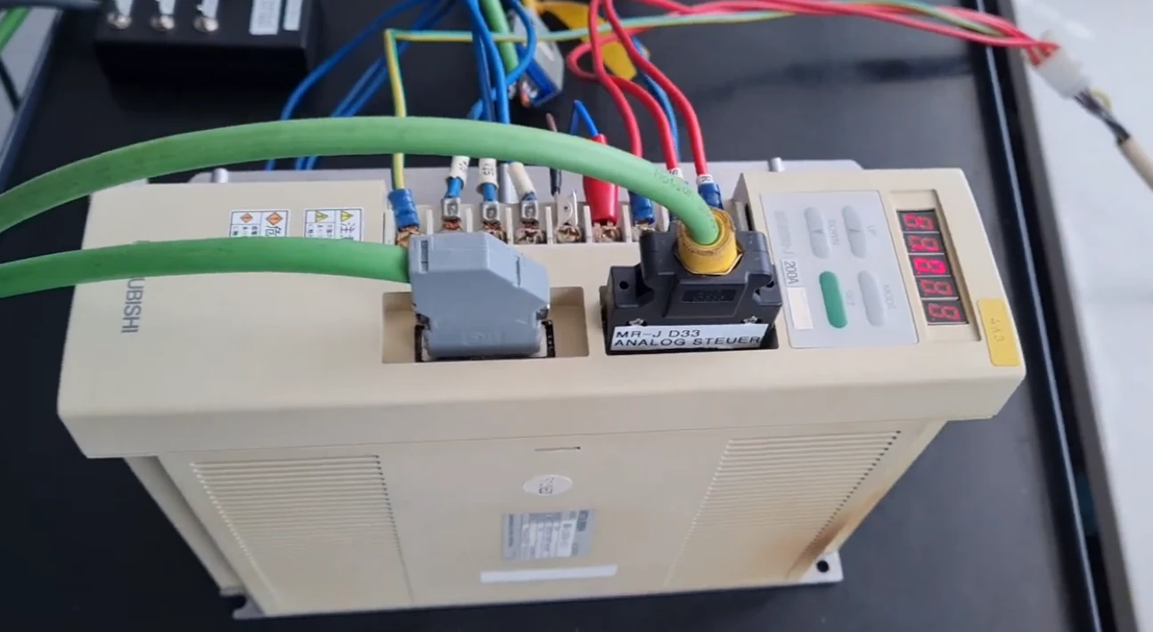 Video: Manipulated Mitsubishi MR-J200A-D33 AC servo drive