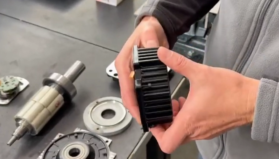Video: Unboxing the Yaskawa servomotor SGMSH-30DCA6F-OY