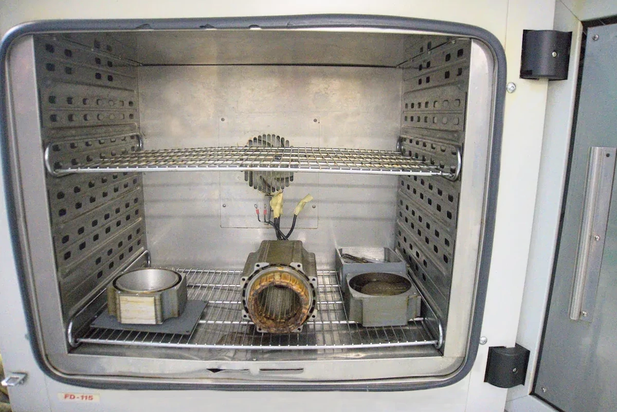 Nach der Reparatur wird der Motor zur Austrocknung etwa auf 100 Grad Celsius für mehrere Stunden in den Ofen gestellt.