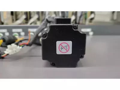 Omron R7M-A20030-BS1 AC Servo Motor 
